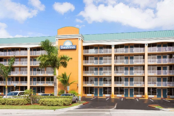 Days Inn by Wyndham Fort Lauderdale-Oakland Park Airport N image 1